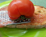 Foto del paso 3 de la receta: Tostada con tomate, jamón y aceite de oliva virgen