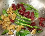 A picture of step 1 of Cranberry and Walnuts Lemon Rice.