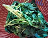 Foto langkah ke 1 dari resep Sayur bobor daun singkong.