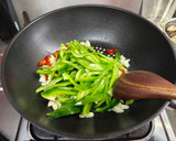 青椒炒皮蛋(簡單料理）的食譜步驟7照片