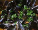 A picture of step 5 of Mussels in white wine sauce.