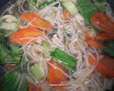 Foto langkah ke 3 dari resep Cha Enoki Wortel Pakcoy Kuah.