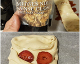 Foto del paso 10 de la receta: "The Mummy". Hojaldre relleno de queso fresco y fresas con miel