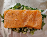 Foto del paso 2 de la receta: Salmón empapelado con verduras