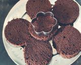 A picture of step 5 of Oreo Floral mini sandwich cake.