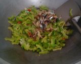 Foto langkah ke 3 dari resep Oseng pare ikan klotok.