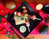 Foto del paso 5 de la receta: Brochetas de bonito y calabacín con guarnición de quinoa, mango y aguacate