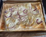 Foto del passaggio 8 della ricetta Sfoglia con Cipolla Rossa, Stracchino e Mozzarella
