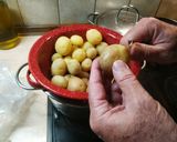 Foto del passaggio 2 della ricetta Indivia alla griglia, con gorgonzola e olio di rosmarino. Accanto a loro, patate alla curcuma!