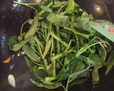 Foto langkah ke 5 dari resep Tumis kangkung cah seafood.