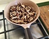 Foto del passaggio 3 della ricetta Fusilloni con ragù d'anatra alla birra, crema di porcini, funghi pioppini e pinoli tostati