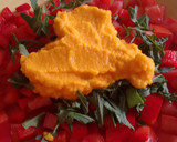 Foto del paso 4 de la receta: Ensalada de tomate, pimiento rojo, rúcula con mayonesa de zanahoria y Agua de Mar