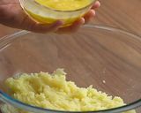 Foto del paso 2 de la receta: Bolitas de arroz con papas rellenas de queso