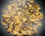 Foto del paso 2 de la receta: Shiitake marinada con piñones y shichimi tōgarashi