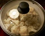 Foto del paso 2 de la receta Coliflor en salsa bechamel, al aroma de cardamomo