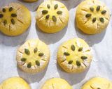 Gambar langkah 11 resipi Cheezy Pumpkin Bun.