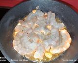 Foto del paso 3 de la receta: Huevos fritos con vieiras, langostinos y sepia