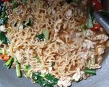 Foto langkah ke 4 dari resep Indomie Goreng Nyemek.