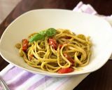 Foto del passaggio 4 della ricetta Linguine senza glutine con pesto e pomodorini saltati in padella