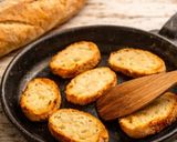 Foto del passaggio 1 della ricetta Crostini Estivi Pomodori e Basilico