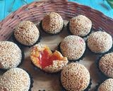 Foto langkah ke 5 dari resep Onde-onde Labu : Isi Selai Stroberi.