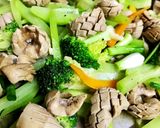 Hình bước làm 2 của món Cật Heo Xào Su Su Bông Cải