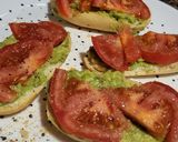 Foto del paso 3 de la receta: Barritas tostadas o sin tostar con aguacate, tomate y longaniza