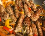 Foto del paso 4 de la receta: Sweet Italian Sausages salteados con vegetales (chorizo Italiano)