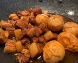 Foto langkah ke 3 dari resep Harwin's fav: babi kecap samcan dengan telur.