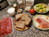Bruschette con fichi nel turbante di crudo  e  con pesche su letto di burrata e Bresaola