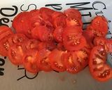 Une image de l'étape 1 de Salade de tomates et poivrons rouges grillés à la mozzarella et coriandre.