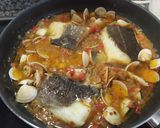 Foto del paso 6 de la receta: Lomos de Bacalao con tomate pimientos y almejas