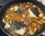 Foto del paso 6 de la receta: Lomos de Bacalao con tomate pimientos y almejas