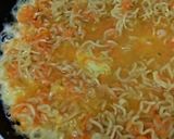 Foto langkah ke 3 dari resep Omlet mie serut wortel.