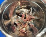 A picture of step 1 of Miso soup made with Fish head.