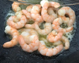 Foto del paso 3 de la receta: Cazuelita de rape y salmón con langostinos