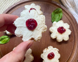 Foto del paso 3 de la receta: Tostadas en forma de flor con mermelada de frambuesa y queso crema