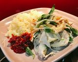 Hình bước làm 6 của món Gà xé trộn rau răm