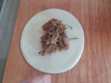 Empanada de mechada, cebolla caramelizada y queso azul