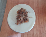 Foto del paso 3 de la receta: Empanada de mechada, cebolla caramelizada y queso azul