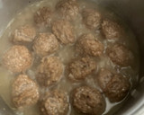 Foto del paso 4 de la receta: Albóndigas mini, en salsa de cebolla al vino, con puré casero de patatas