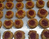 Foto langkah ke 5 dari resep Thumbprint Strawberry Cheese.