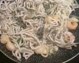 Foto del paso 4 de la receta: Patatas rellenas de gulas con gambas