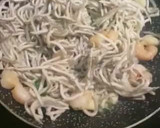 Foto del paso 4 de la receta: Patatas rellenas de gulas con gambas