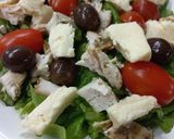 Foto del paso 2 de la receta: Ensalada 🥗 de Lechuga, Tomate Cherrys, Aceitunas, Pollo y Queso