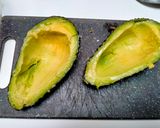 Une image de l'étape 4 de Avocat farci à la salade de scampis, surimi et mangue.
