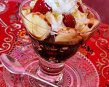 Foto del paso 4 de la receta: Copa de frutas con queso, nata y salsa de chocolate