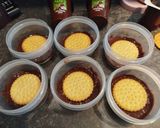 Foto del paso 4 de la receta: Postre frío de chocolate con mermelada de arándanos y galletas rellenas de chocolate