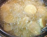 Foto del paso 2 de la receta: Truchas arcoíris con cama de papas y cebolla