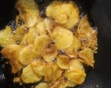 A picture of step 3 of Potato pakoda chips.